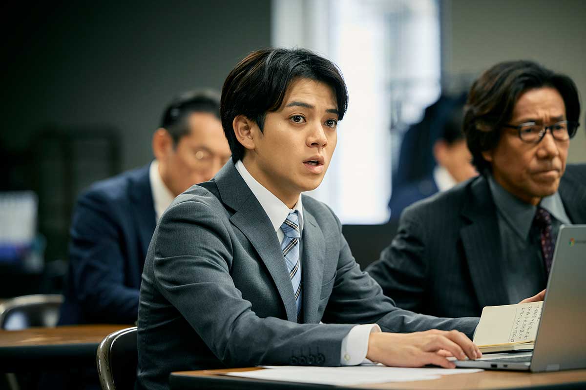 年の差バディの係長・小池俊太役の岸谷五朗と宮近【写真：(C)TBSスパークル／TBS】