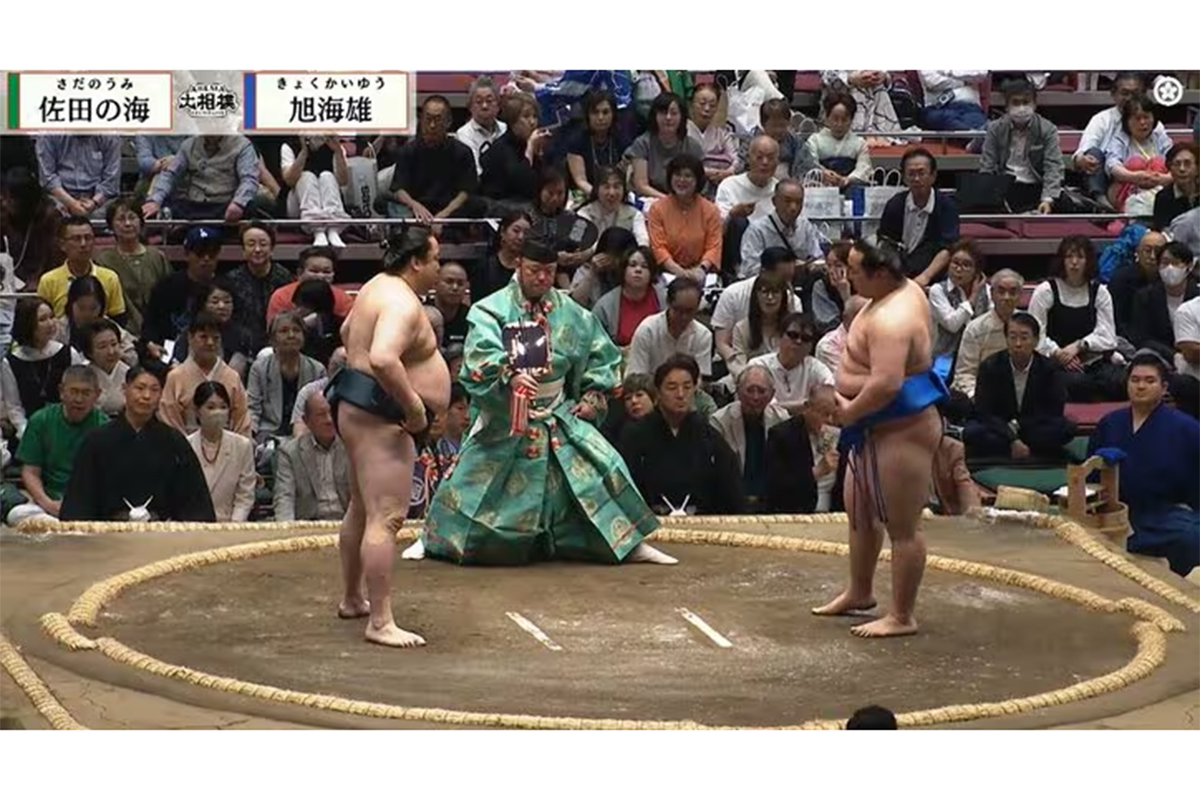 大相撲、親方の背後から“ひょっこり”　客席にいたモデルに驚きの声「取組より目がいく」