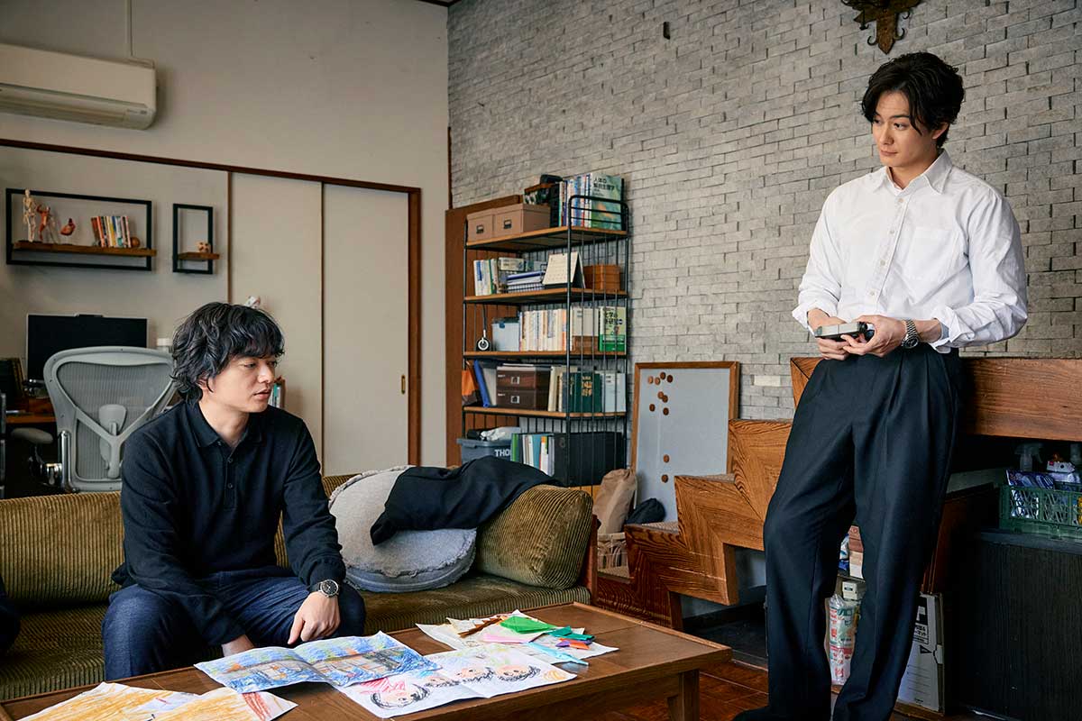 父の手作りロボットの中にあった拳銃について調べる2人【写真：(C)TBSスパークル／TBS】