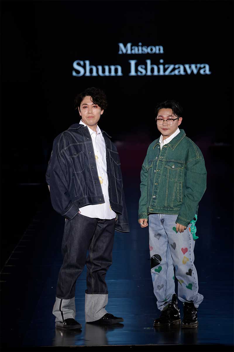 並んでランウェイ登場したオズワルド【写真：(C)SAPPORO COLLECTION】
