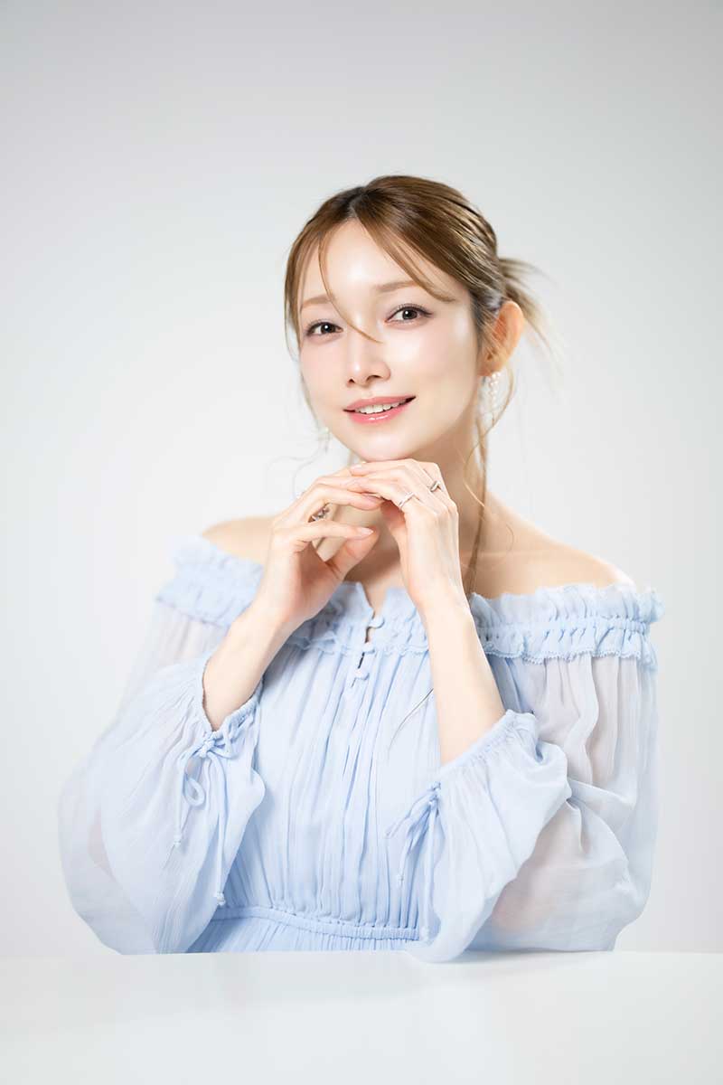 仕事時とオフでは雰囲気が異なり、自身でも「不思議」だという【写真：増田美咲】
