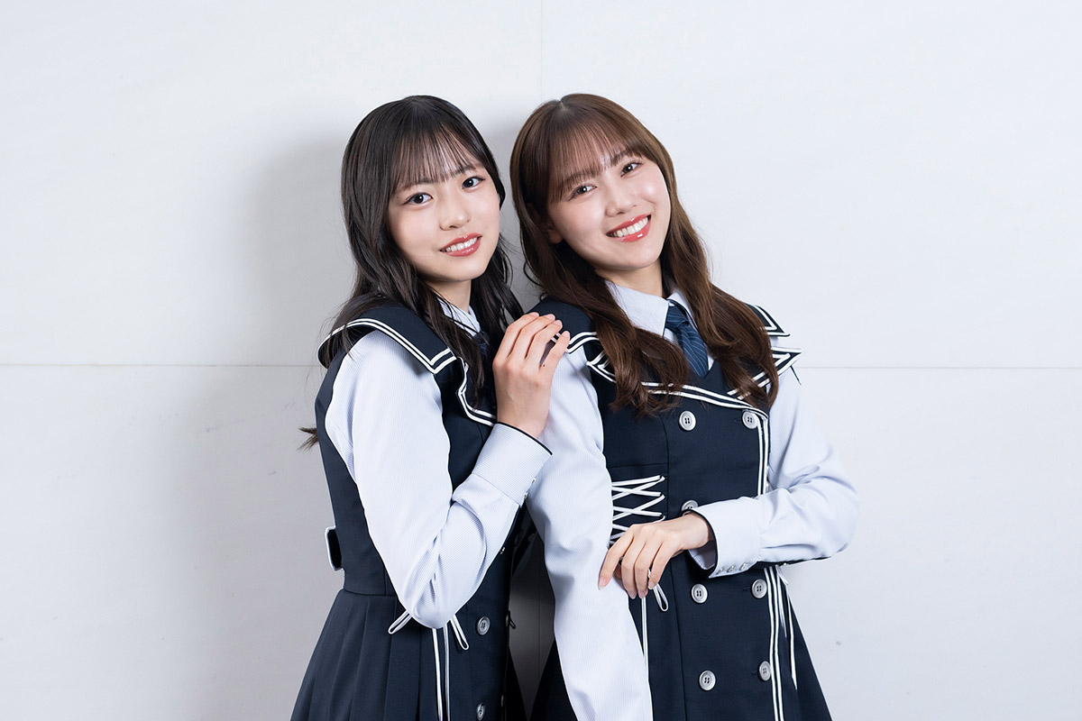 17枚目シングル『Kind of love』のリリースに伴い、インタビューに応じた日向坂46の正源司陽子(左)と平岡海月【写真:舛元清香】
