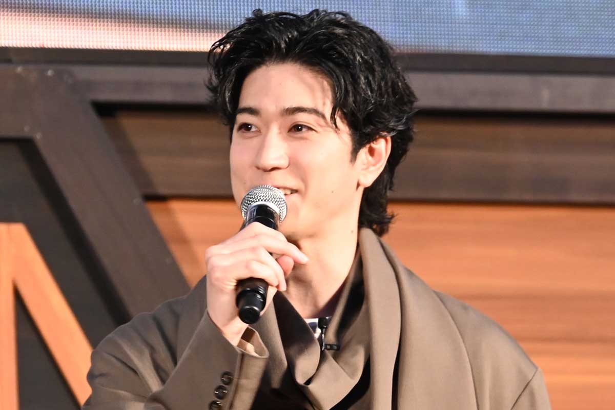 中島裕翔、新木優子と結婚報告後初の公の場　スター・ウォーズ愛爆発…ハリウッドスターに和傘プレゼント