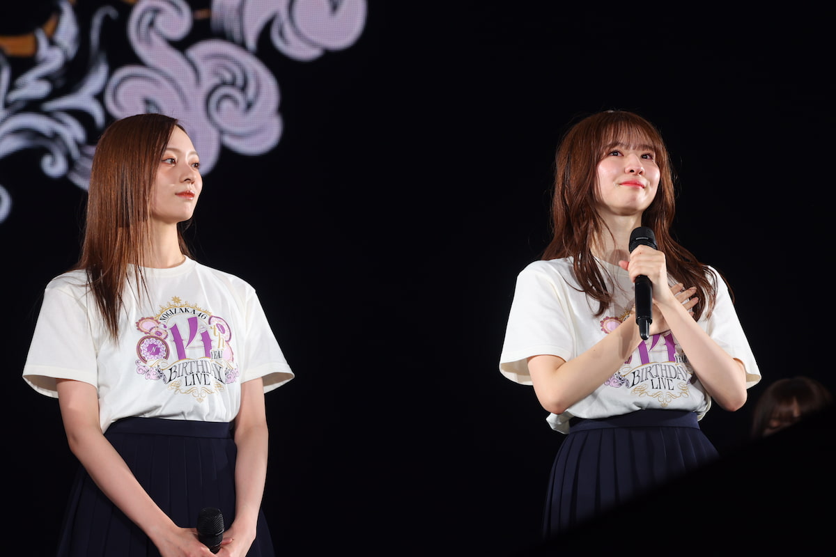 現キャプテンの梅澤美波(左)と新キャプテンの菅原咲月【写真:(C)乃木坂46LLC】