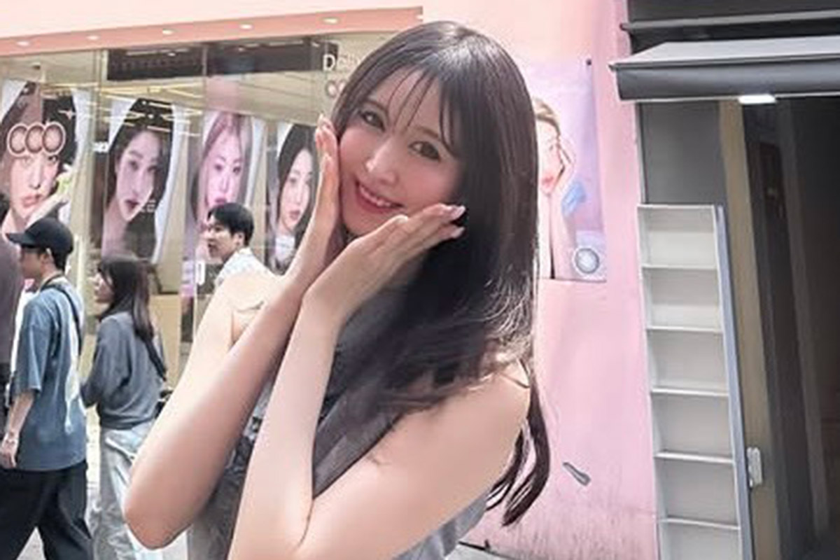 阿部菜渚美、超ミニノースリーブワンピ姿　全身に驚き「足長すぎ」「太ももまで…」