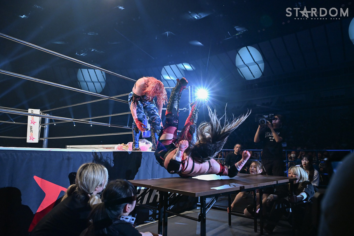 大流血の中、鈴季すずを机にたたきつけたHANAKO【写真：(C)スターダム】