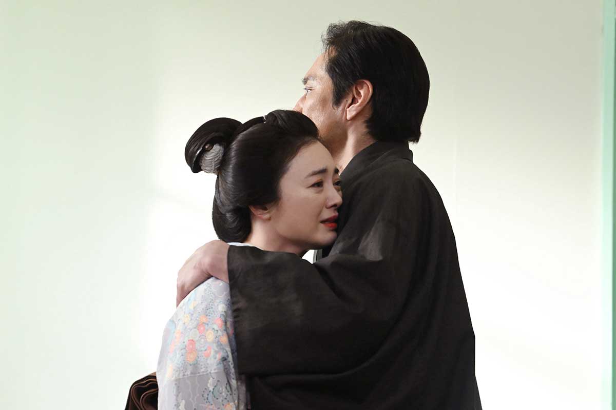 抱き合う千佳子（仲間由紀恵）と元彦（谷田歩）【写真：(C)NHK】