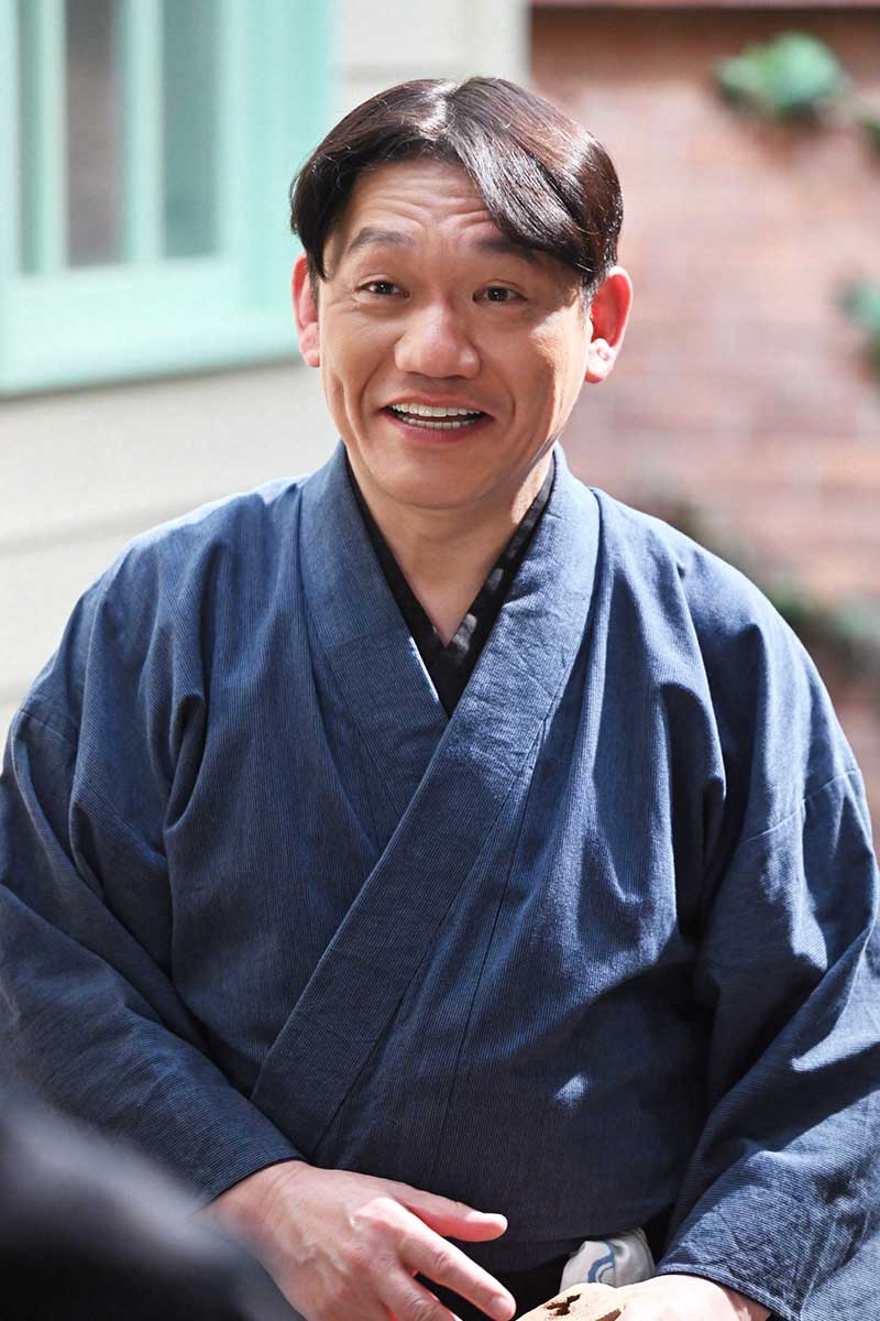 柴田万作を演じる飯尾和樹【写真：(C)NHK】