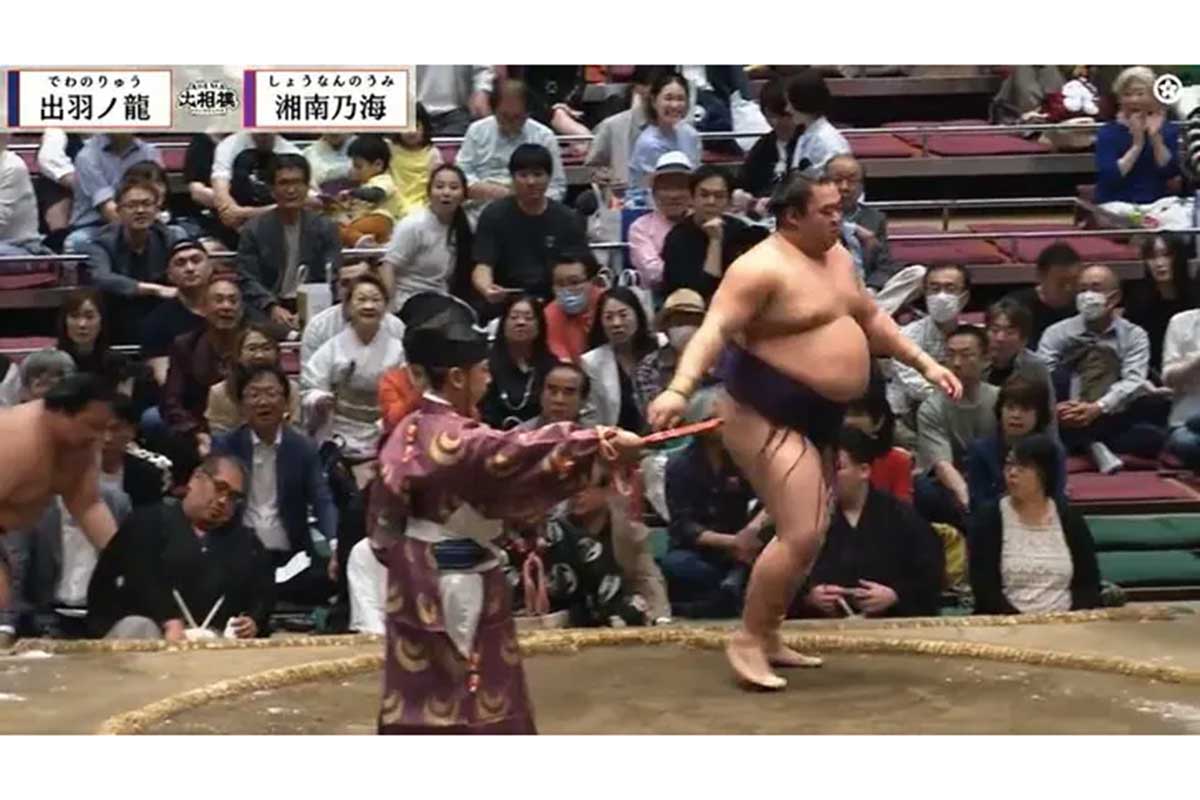 大相撲中継に向正面を横切ったタレントに視線集中「目立ちすぎます」「いきなりログイン」