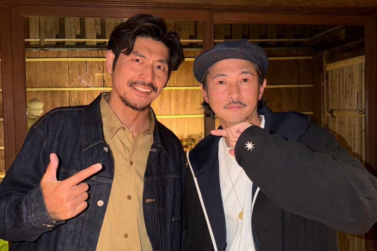 坂口憲二、伝説的ドラマで共演の俳優と再会に反響「エモい」「この2人は強すぎ」