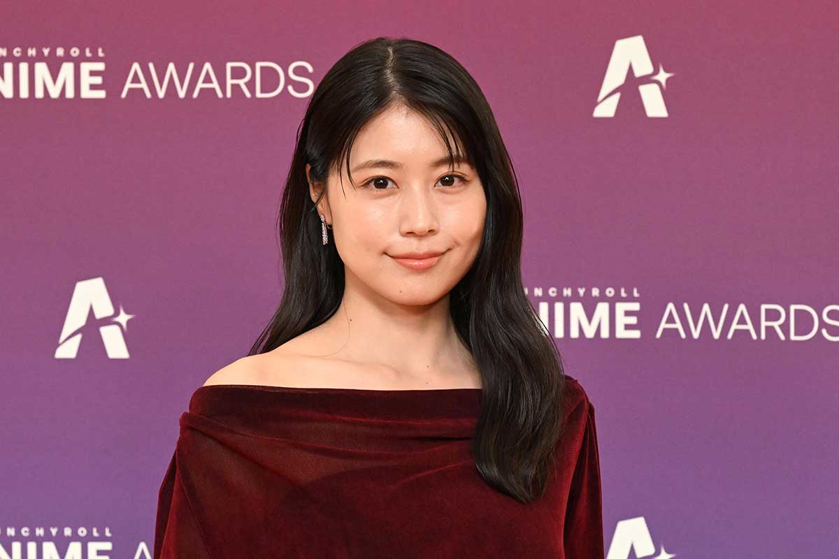 有村架純、くっきり鎖骨で会場の視線釘付け　ボルドーのドレスで魅せた“大人の色香”