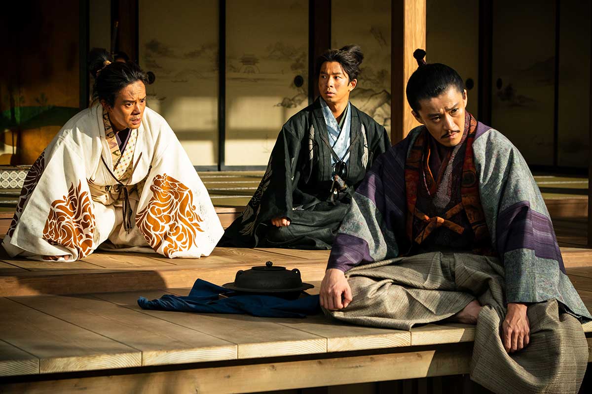 秀吉（左＝池松壮亮）と小一郎（中央＝仲野太賀）の話を聞く信長（小栗旬）【写真：(C)NHK】