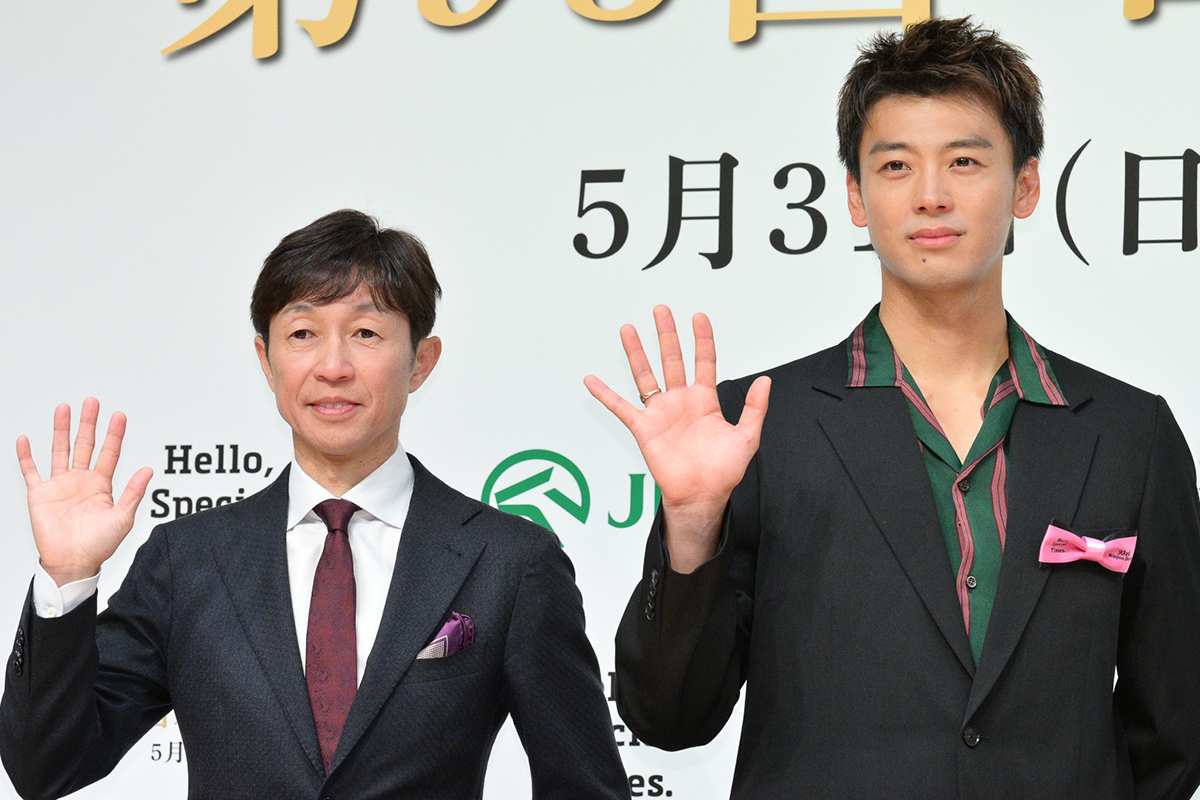発表会に登壇した竹内涼真（右）、武豊【写真：ENCOUNT編集部】