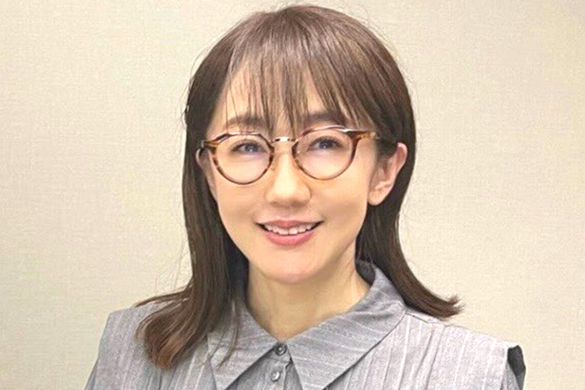 唐橋ユミ、黒タイトスカート姿　「スタイル良すぎ」「足がとても綺麗」の声