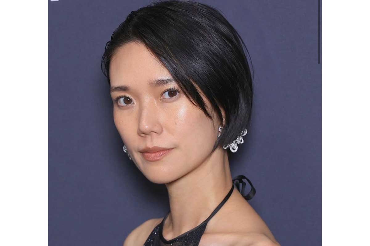 岡本多緒、妊娠7か月のふっくらお腹　授賞式でのドレススタイルに反響「綺麗」「カッコいい」