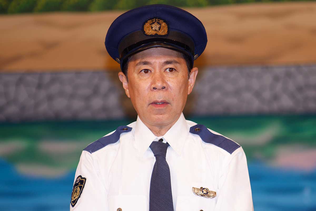 囲み取材に応じたナインティナインの岡村隆史【写真：ENCOUNT編集部】