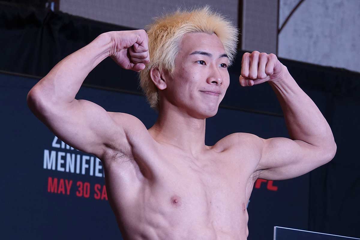 【UFC】鶴屋怜、黒髪ロングから金髪ショートに激変　公式計量でマッスルポーズ　「怜ー！」の歓声に拳突き上げ応える
