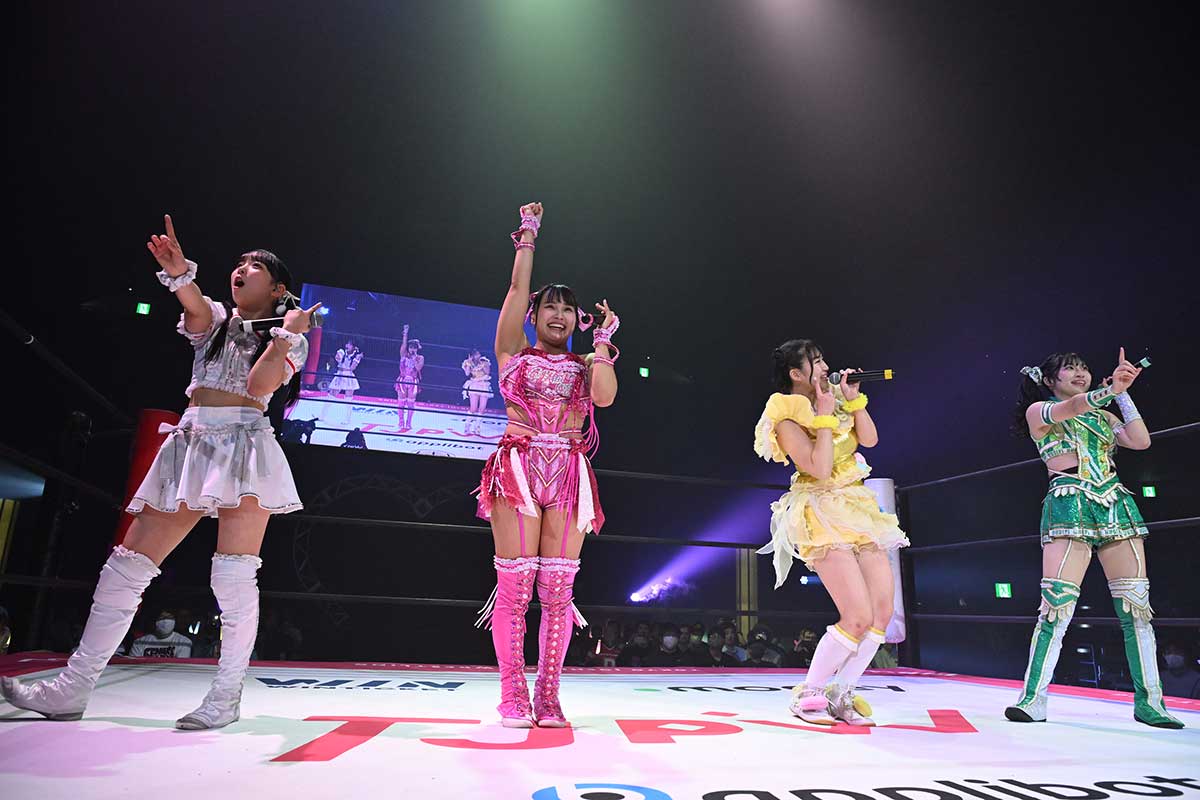 どの興行でもオープニングでは渡辺が歌声を聴かせる【写真：(C)東京女子プロレス】