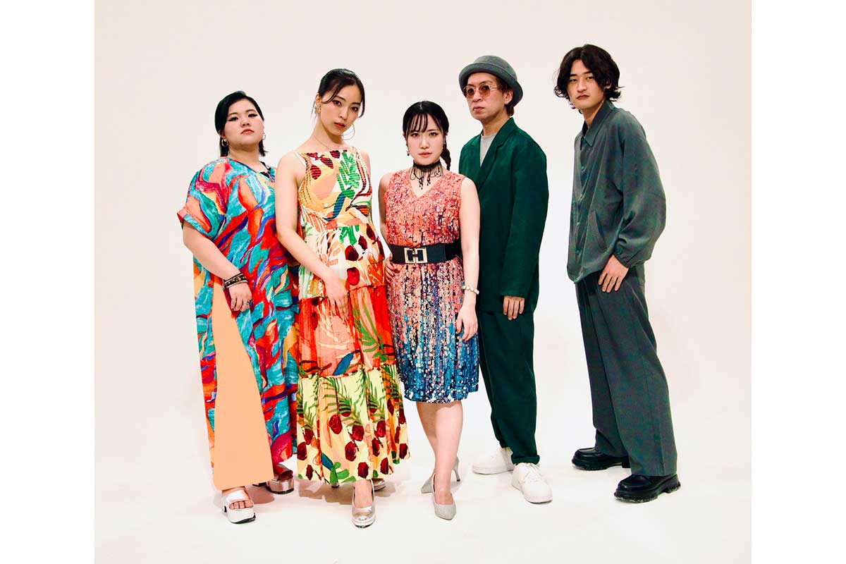 5人組のT-Pis。左から4人目がリーダーのトン兄
