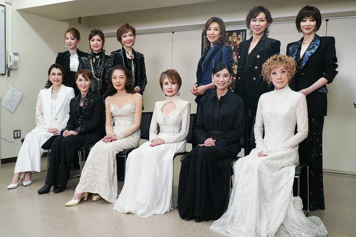 一堂に会した宝塚のレジェドスター。前列左から一路真輝、剣幸、麻実れい、小柳ルミ子、黒木瞳、涼風真世、後列左から紅ゆずる、彩輝なお、姿月あさと、真琴つばさ、湖月わたる、凰稀かなめ【写真：ENCOUNT編集部】