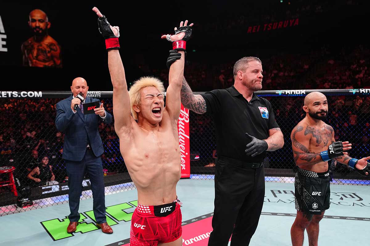 【UFC】鶴屋怜、1R・一本勝ち！　セコンドの父と力強くハグ…歓喜の雄叫び