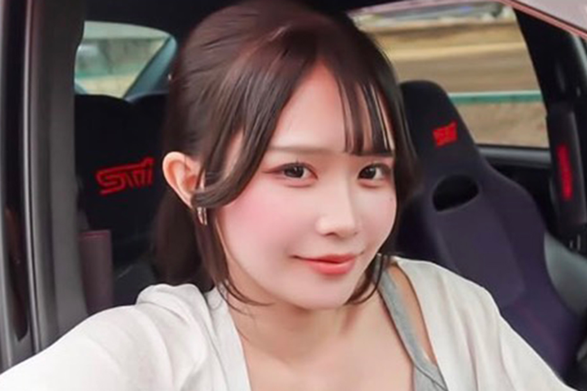 愛車の洗車中「暑くて、真夏みたいな格好に…」　スタイル際立つ装いに「可愛いすぎます」「服装好きすぎてヤバ」
