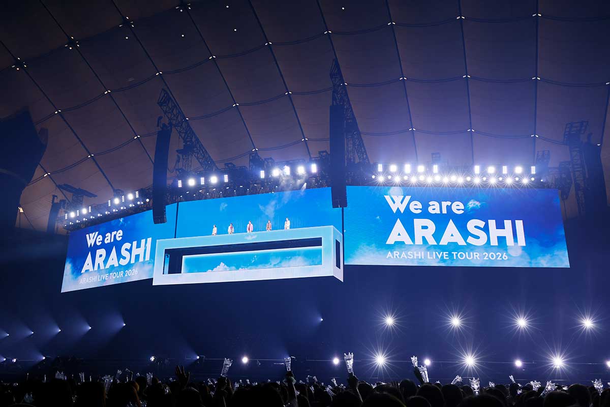 上空に巨大なディスプレイBOX型の装置が