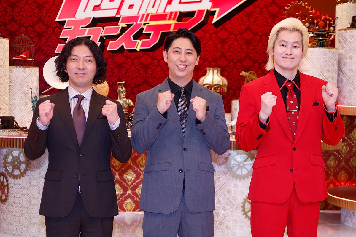 囲み取材会に出席したニューヨーク・嶋佐和也、屋敷裕政とメイプル超合金・カズレーザー（左から）【写真：ENCOUNT編集部】
