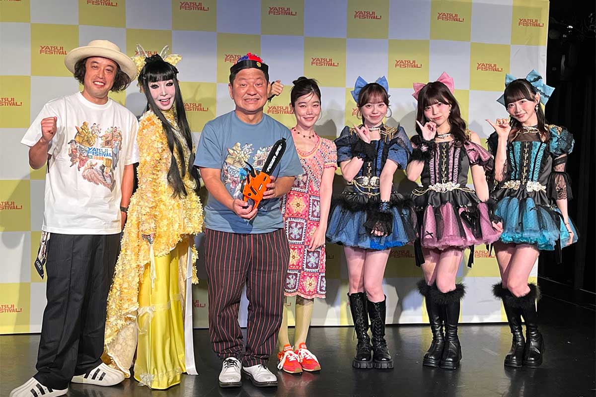 やついフェス記者会見に登壇したやついいちろう、プリンセス天功、チャンス大城、CENT/セントチヒロ・チッチ、Toi Toi Toiの山田せいあ、さくらもも、谷屋杏香（左から）【写真：ENCOUNT編集部】