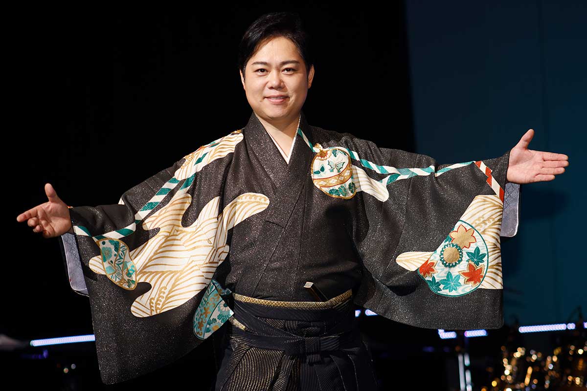三山ひろし、三波春夫さんの着物を大胆アレンジ「LEDを使ってピカピカ光ってみようと」