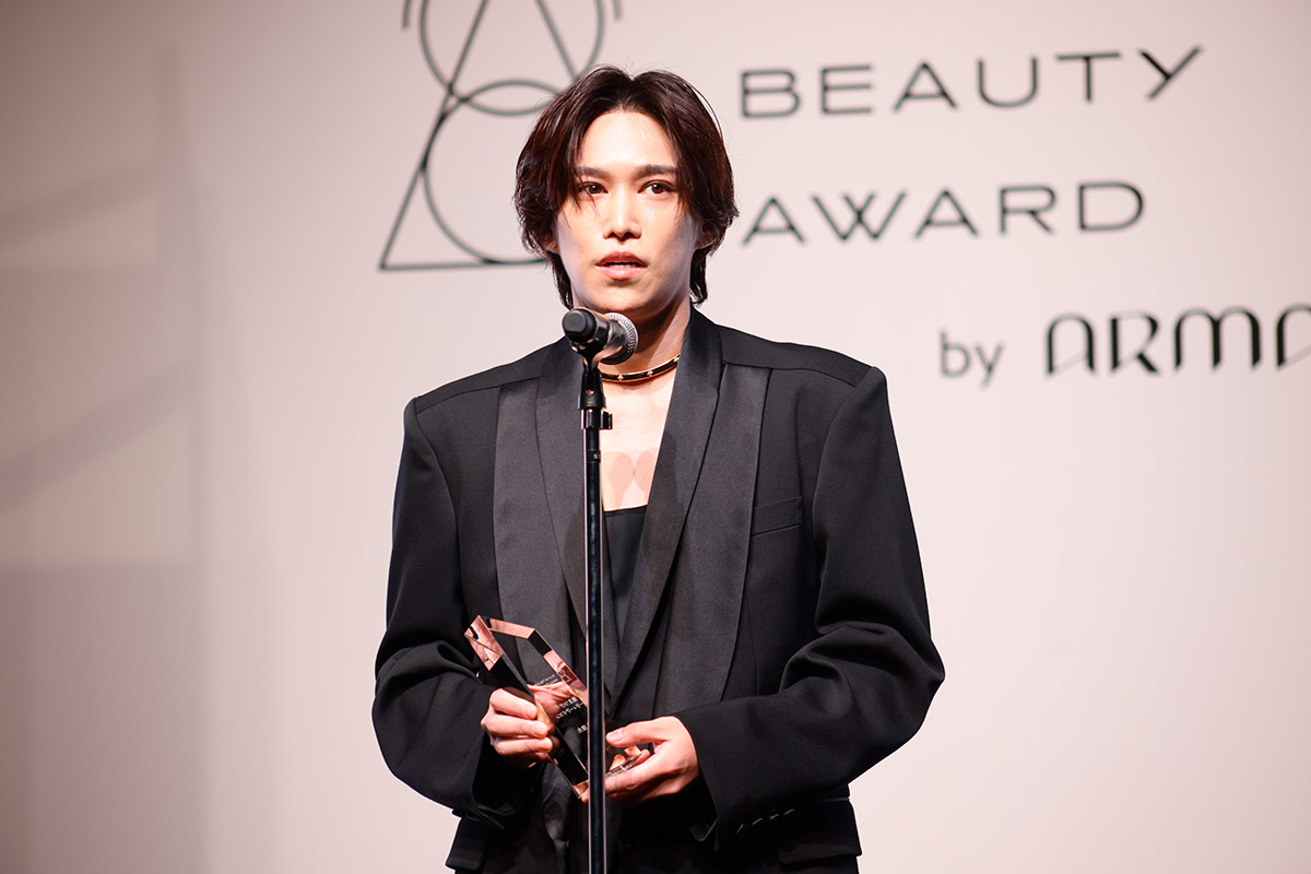 授賞式に登壇したKis-My-Ft2の千賀健永【写真：ENCOUNT編集部】