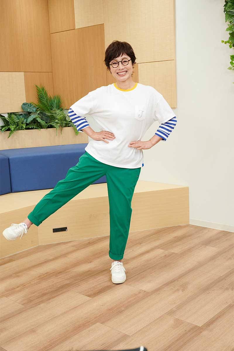 体操をする有働由美子【写真：(C)テレビ朝日】