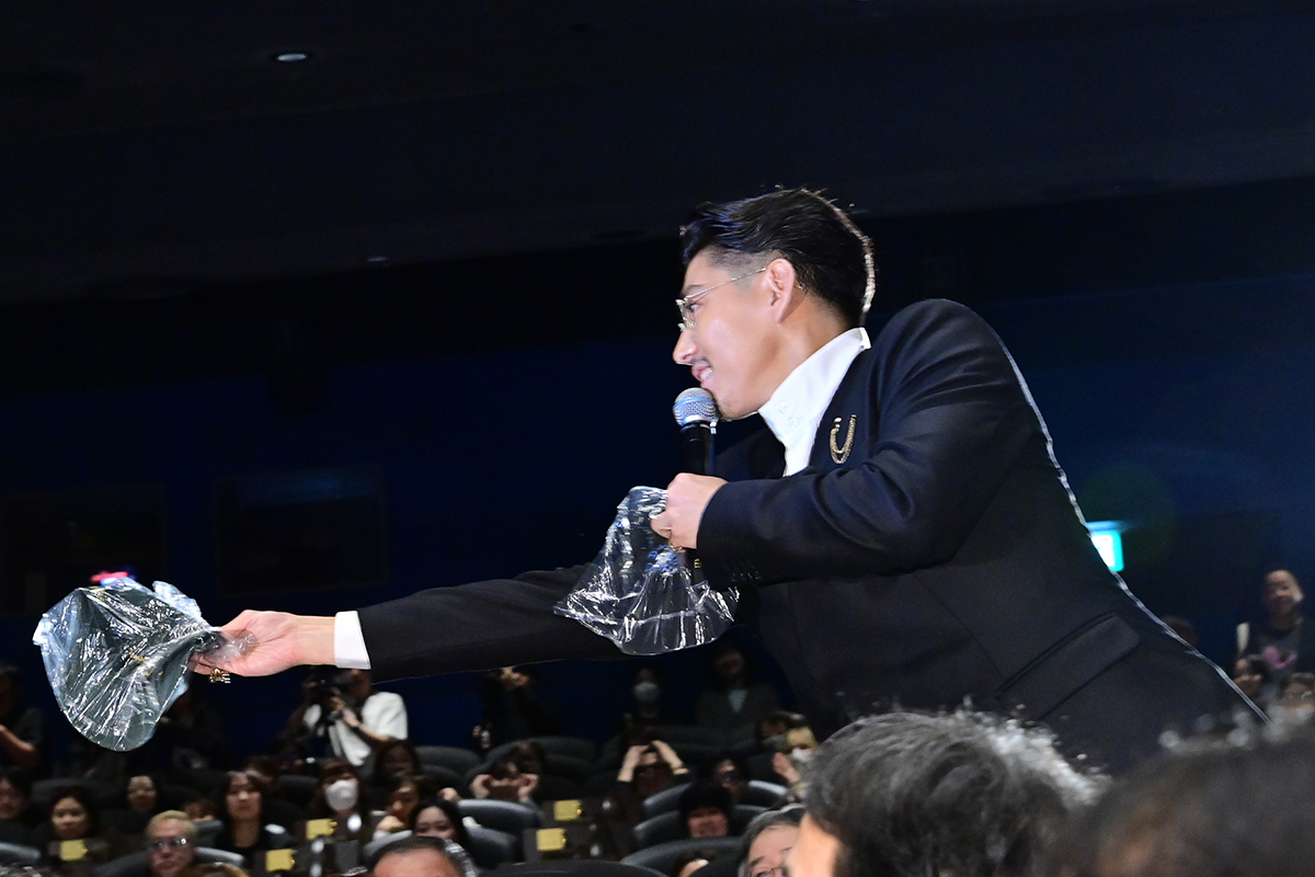 賀来賢人、客席走りファンサービス「こんなの初めて」　視聴者プレゼントを手渡し「キャー！」