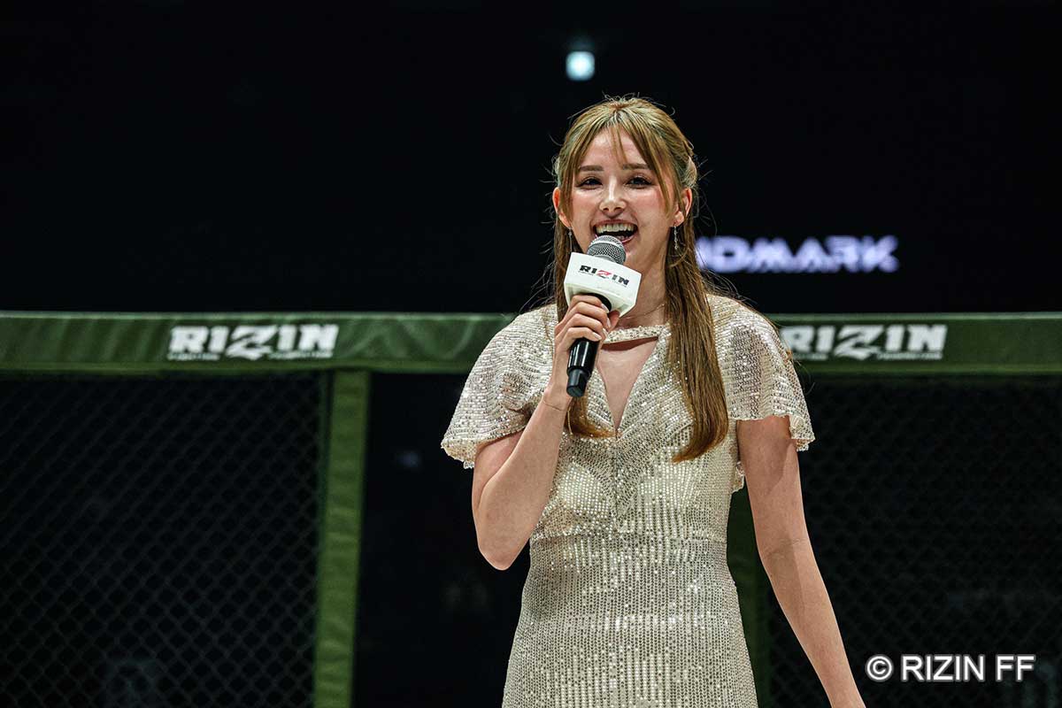 ケージ内で結婚を発表した蒼瀬くるみ【写真：(C)RIZIN FF】