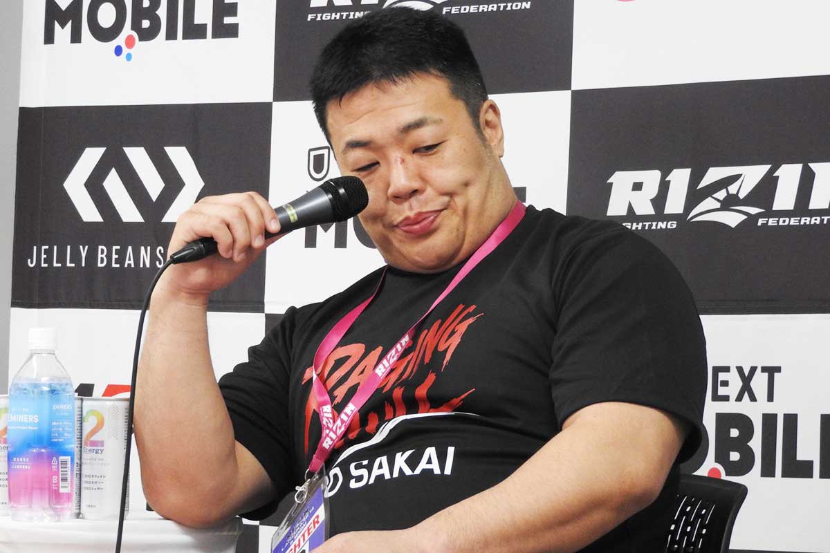 会見に登壇した酒井リョウ【写真:ENCOUNT編集部】