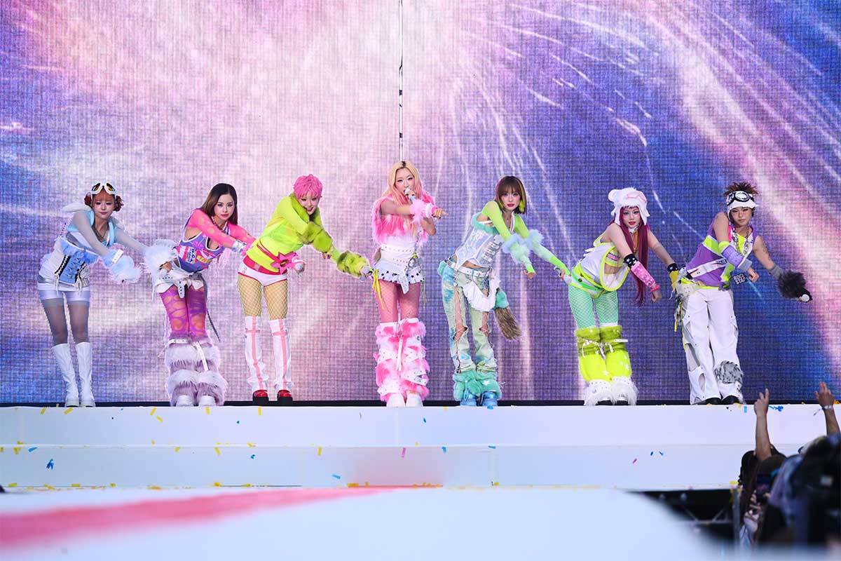 ウェンブリー・スタジアムに立ったXG。左からJURIA、HARVEY、CHISA、MAYA、JURIN、HINATA、COCONA