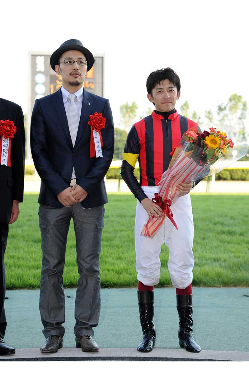 競馬場でプレゼンターを務めたつの丸氏、右は福永祐一騎手（当時）（2011年撮影）【写真：産経新聞社】