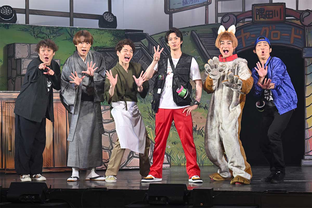 取材会に出席した小林顕作氏、ふぉ～ゆ～ ・越岡裕貴、福田悠太、辰巳雄大、松崎祐介、NON STYLE・石田明（左から）【写真：ENCOUNT編集部】