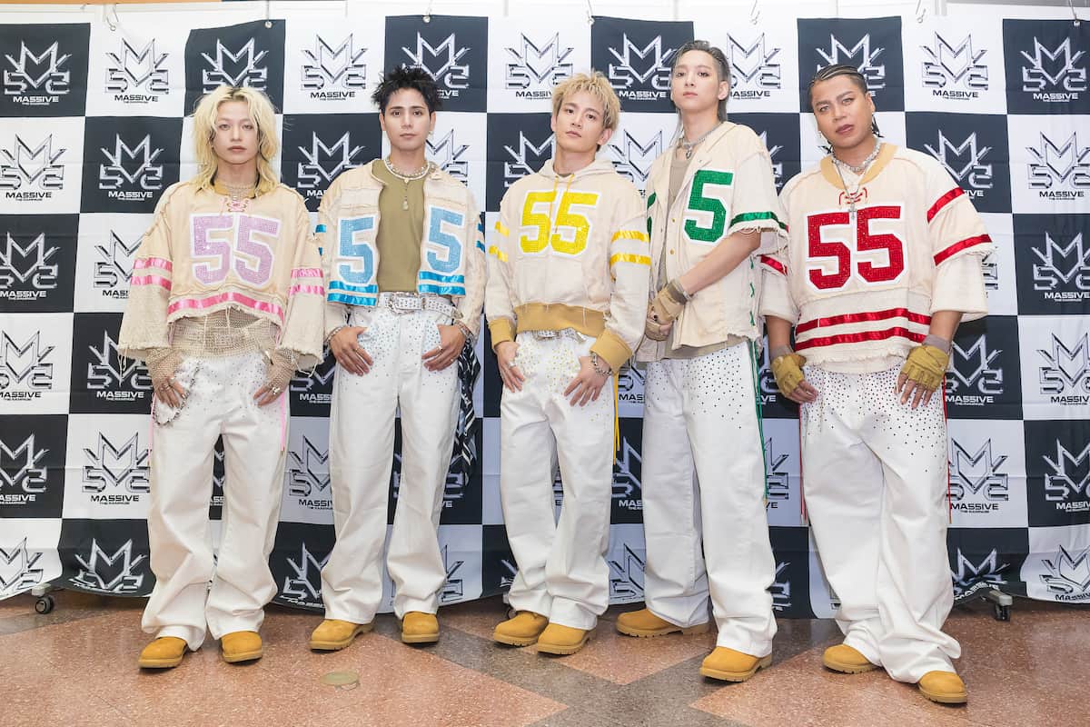 囲み取材に応じたYAMASHO、神谷健太、浦川翔平 、鈴木昂秀、L/LIKIYA（左より）【写真：木下マリ】