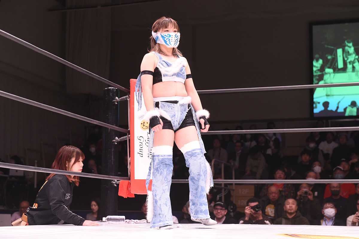 ハーフマスクとデニムを基調としたコスチューム【写真：(C)マリーゴールド】