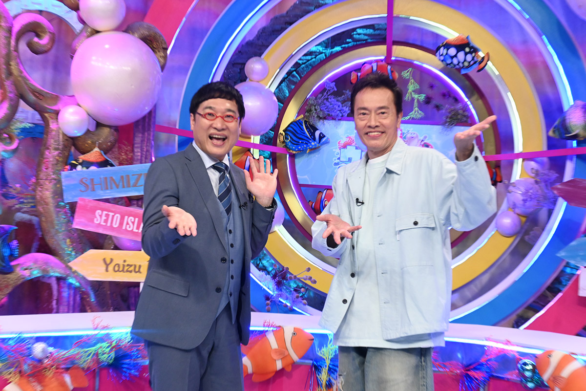 MCを務める南海キャンディーズ・山里亮太（左）と遠藤憲一【写真：ENCOUNT編集部】