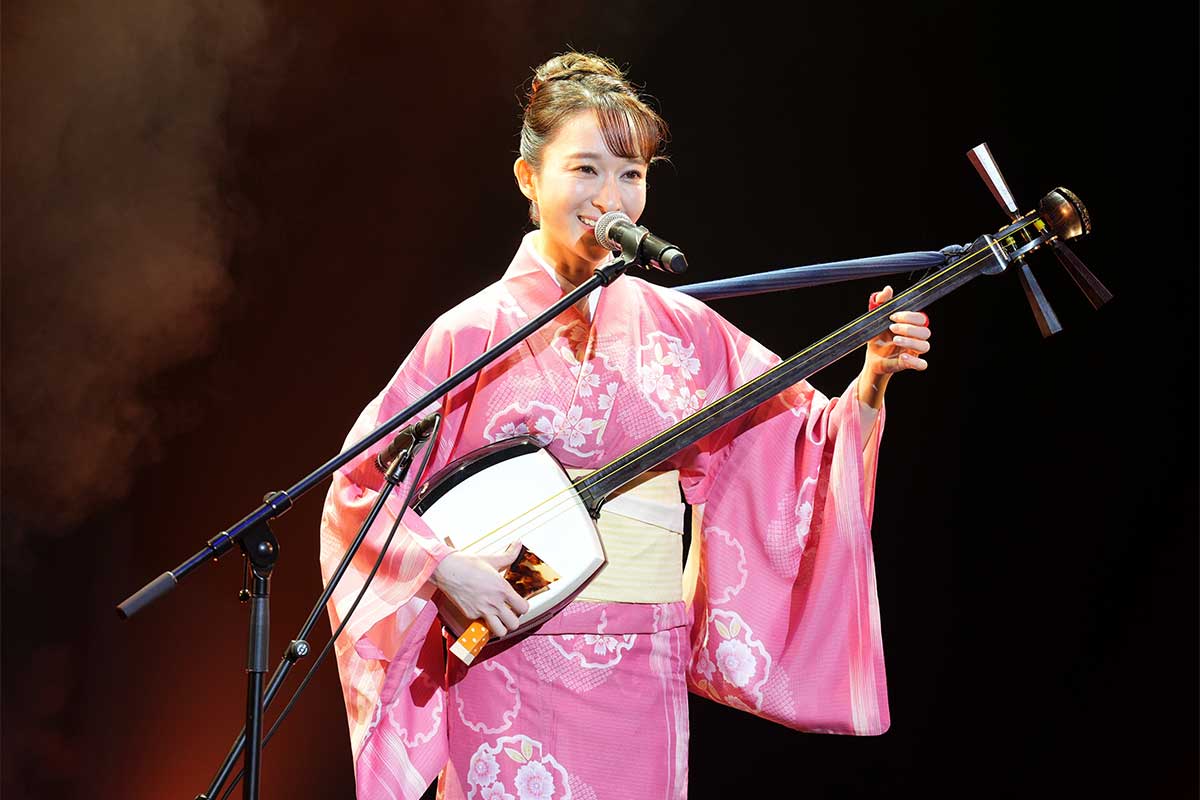 元宝塚の娘役スター有沙瞳、涙の歌手デビュー記念ライブ　ドレス姿から着物で津軽三味線＆民謡の初披露も