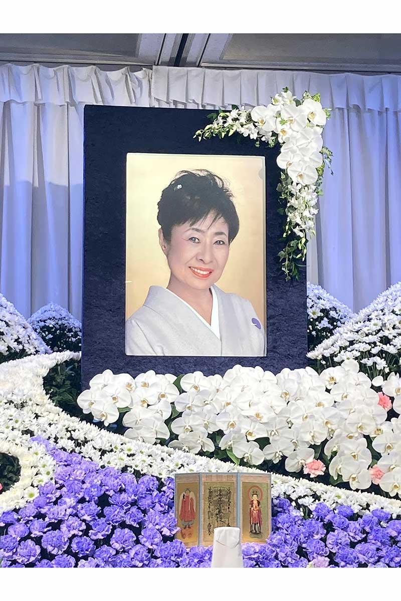 遺影はお気に入りだったという宣材写真が使用された