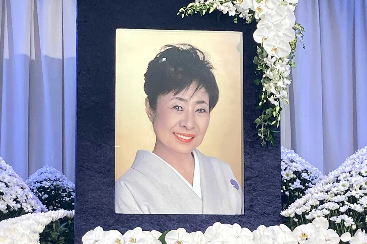 中村玉緒さん通夜、祭壇には愛用の香水やアイコス　最愛の夫・勝新太郎さんと同じ墓所へ