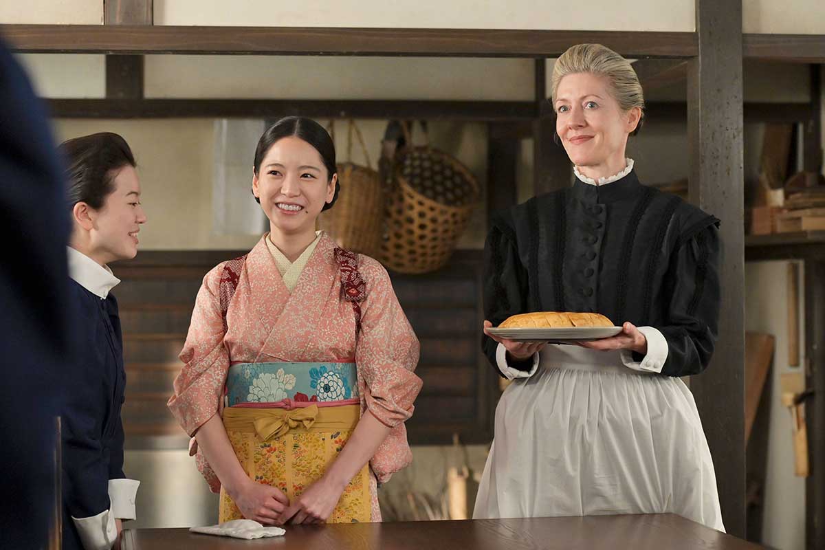 バーンズ(右)を演じるエマ・ハワード【写真:(C)NHK】
