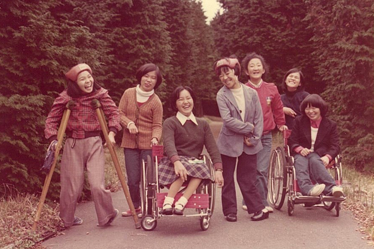 養護学校時代の遠足（右から4人目）【写真：本人提供】