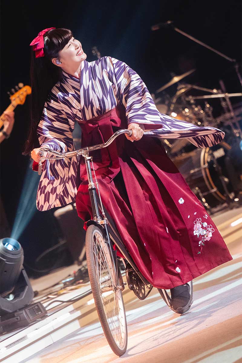 40周年全国ツアー最終公演。NHKホールで、『はいからさんが通る』の衣装を着て自転車をこぐ南野陽子【写真：田中聖太郎】