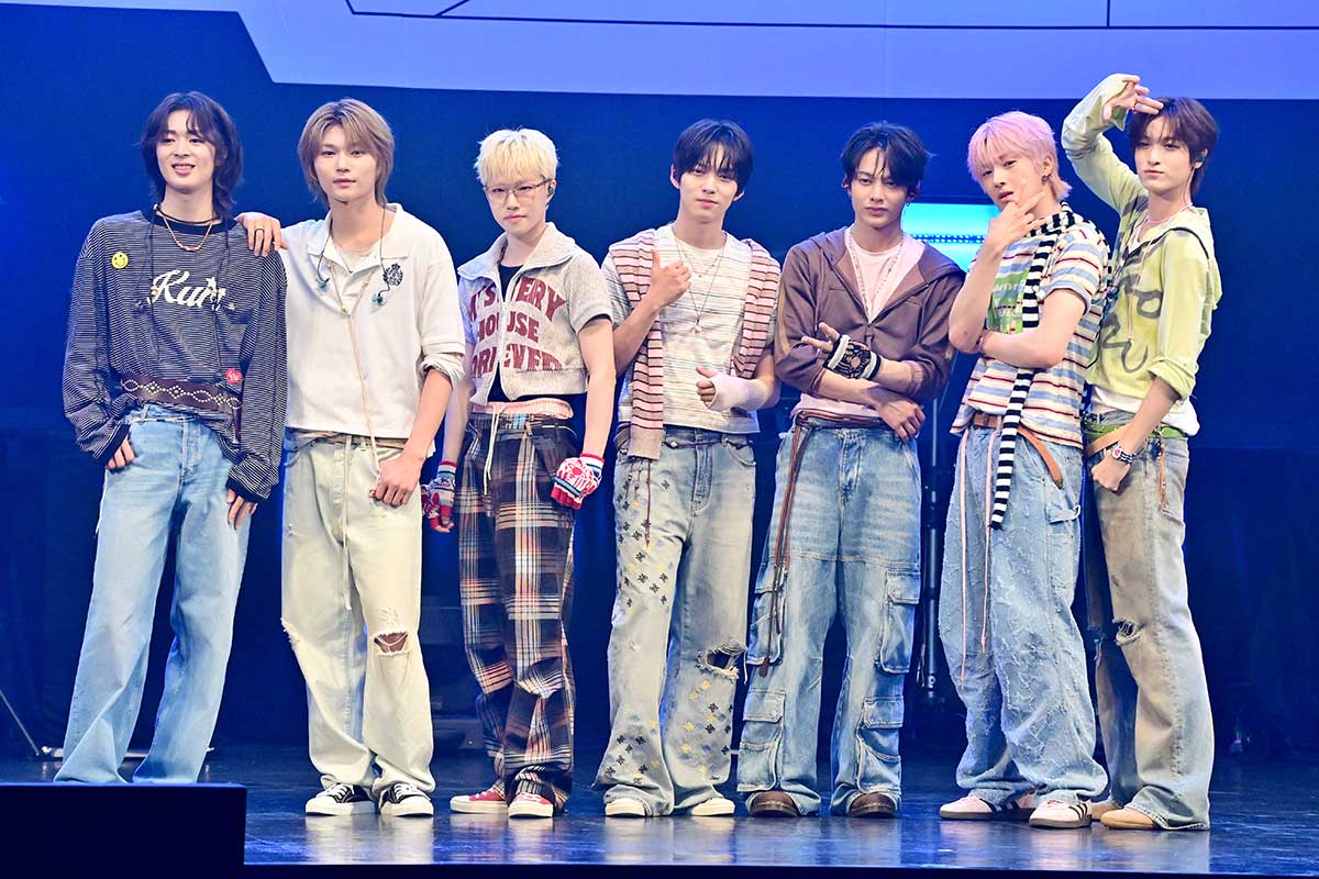 NAZE、デビューショーケース開催　ドラマ共演の中村倫也らも祝福「バカでかい夢見せて」