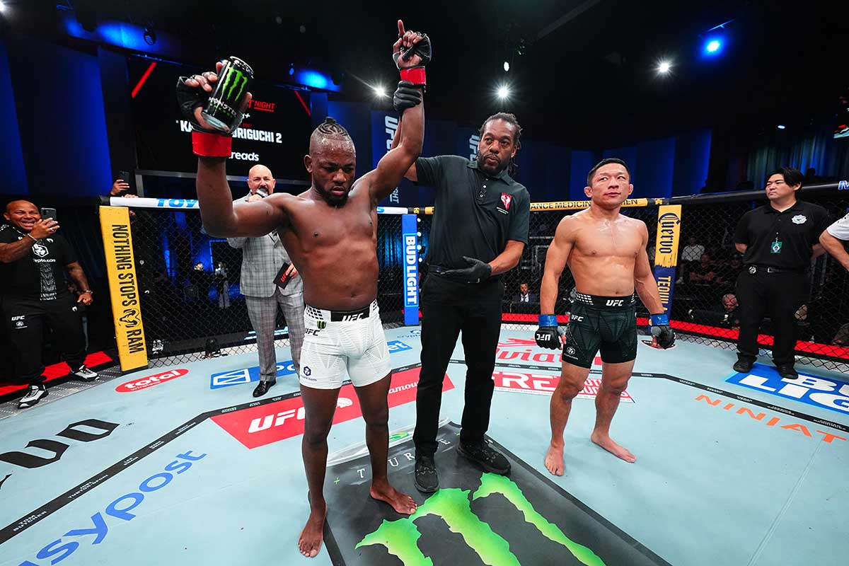 マネル・ケイプ(左)に敗れた堀口恭司【写真:(C)Zuffa LLC/UFC】