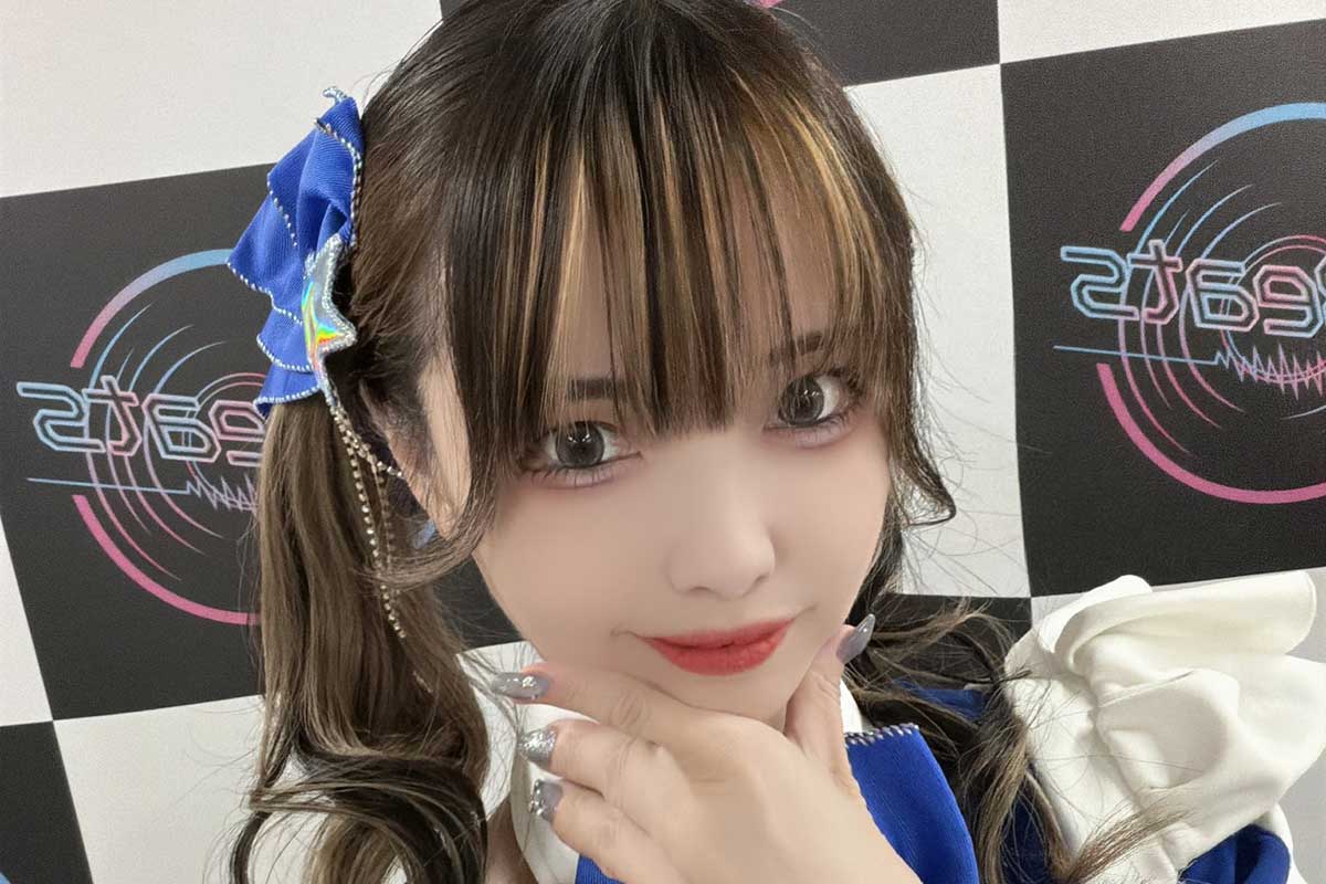 44歳アイドル、ミニ丈スカートの日本代表コーデに注目　ネット「若い」「勝利の女神」の声
